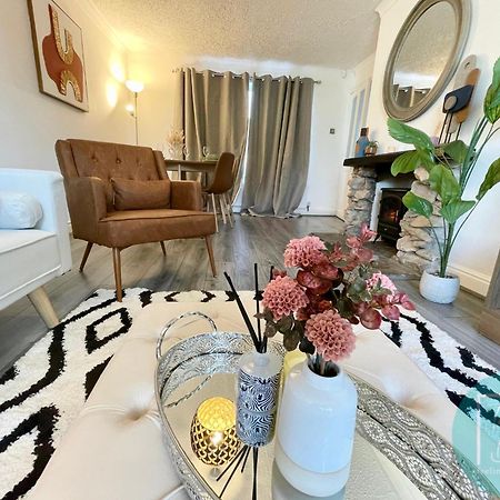 Stylish 3-Bedroom St Helens Home With Parking & Wi-Fi Burtonwood Extérieur photo