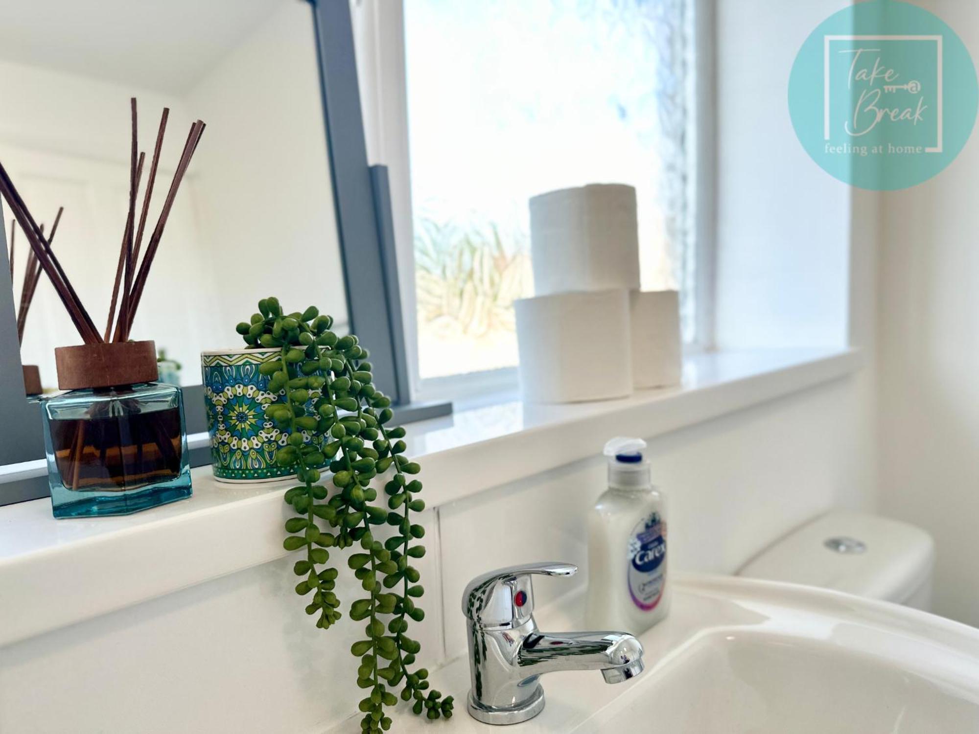 Stylish 3-Bedroom St Helens Home With Parking & Wi-Fi Burtonwood Extérieur photo