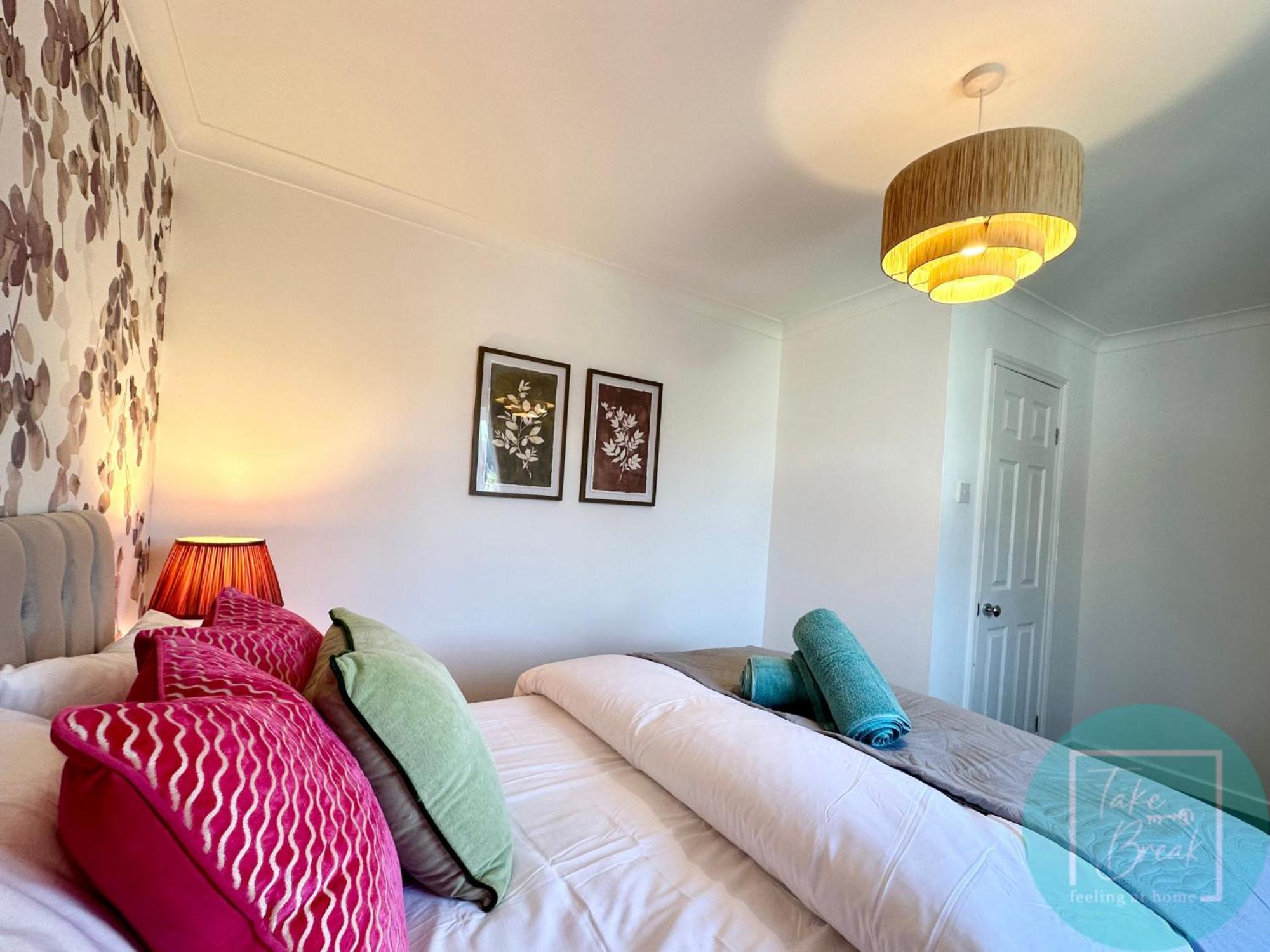Stylish 3-Bedroom St Helens Home With Parking & Wi-Fi Burtonwood Extérieur photo