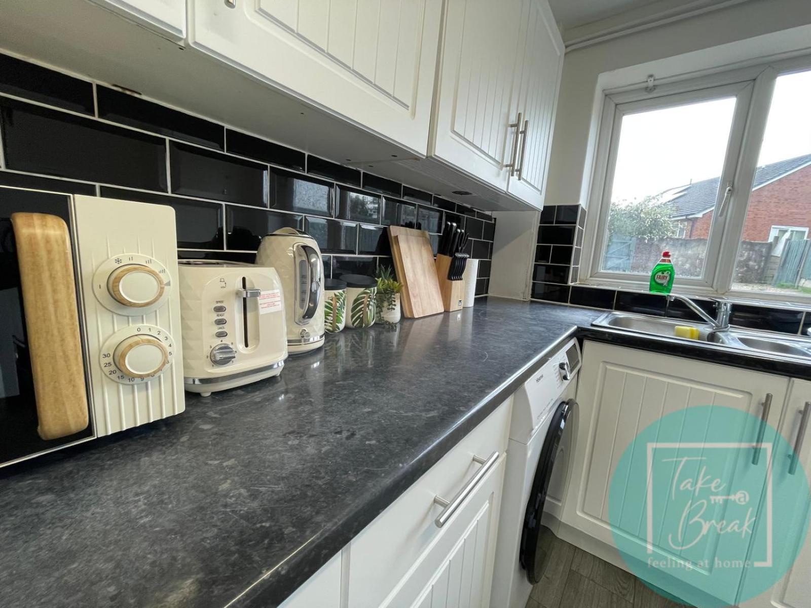 Stylish 3-Bedroom St Helens Home With Parking & Wi-Fi Burtonwood Extérieur photo