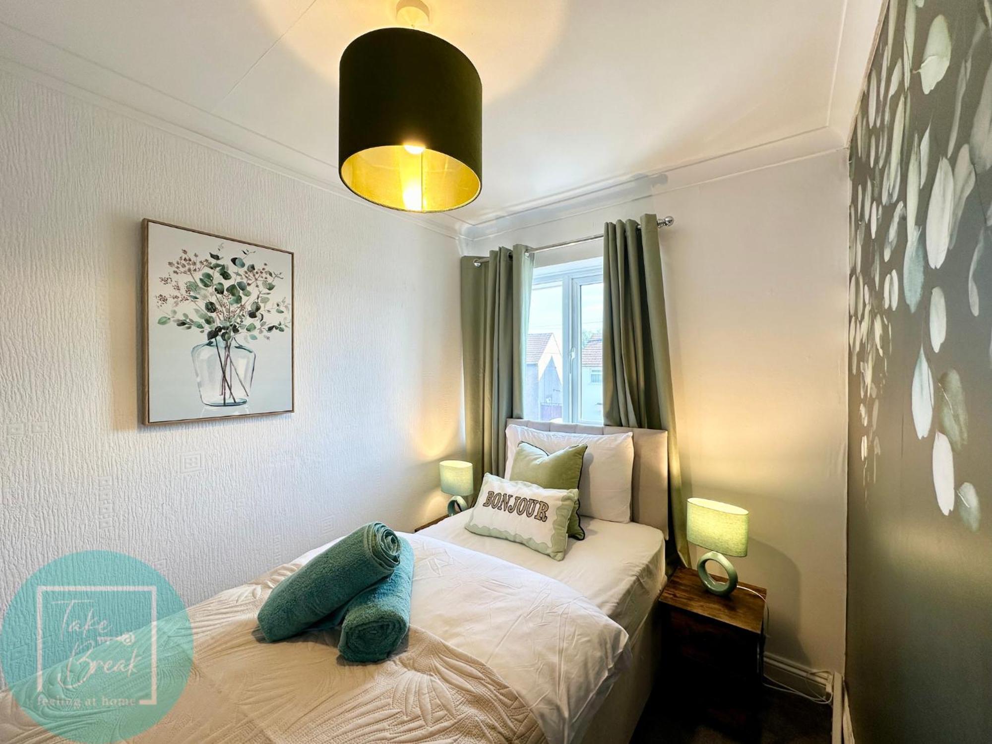 Stylish 3-Bedroom St Helens Home With Parking & Wi-Fi Burtonwood Extérieur photo