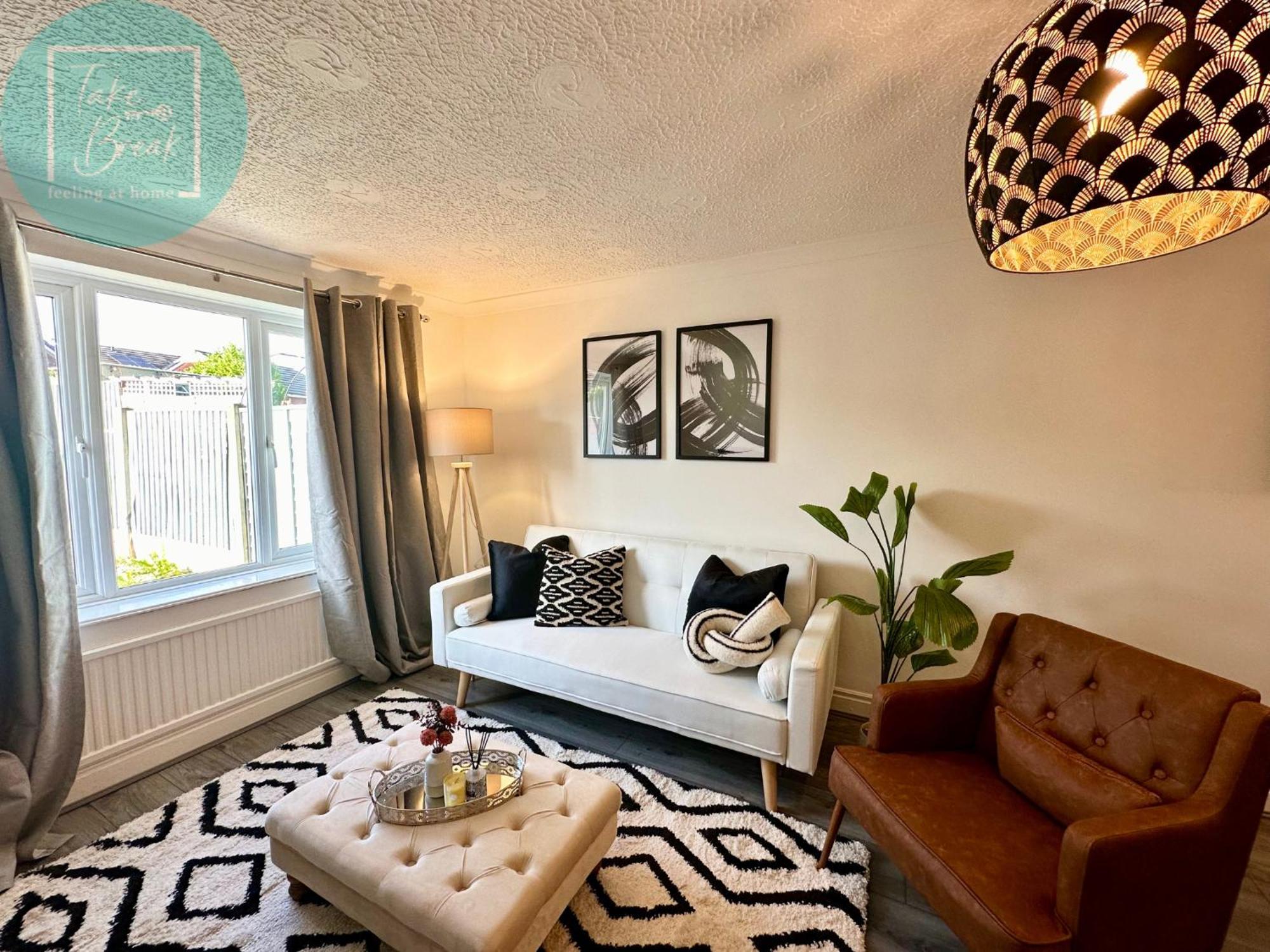Stylish 3-Bedroom St Helens Home With Parking & Wi-Fi Burtonwood Extérieur photo